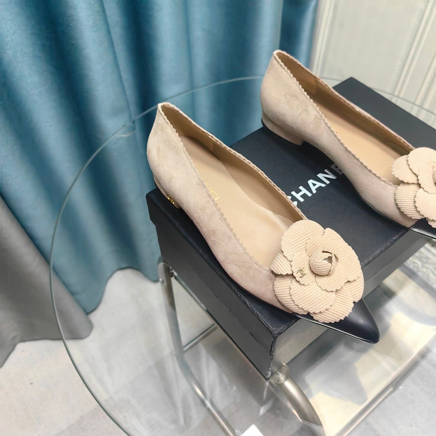 CC BALLET FLAT IN TAN BEIGE SUEDE AND BLACK CALFSKIN WITH FLOWER - 35