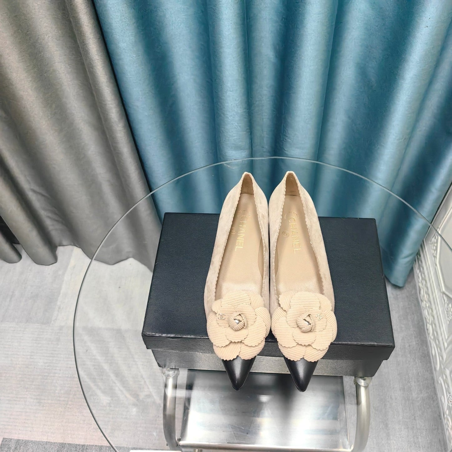 CC BALLET FLAT IN TAN BEIGE SUEDE AND BLACK CALFSKIN WITH FLOWER - 35