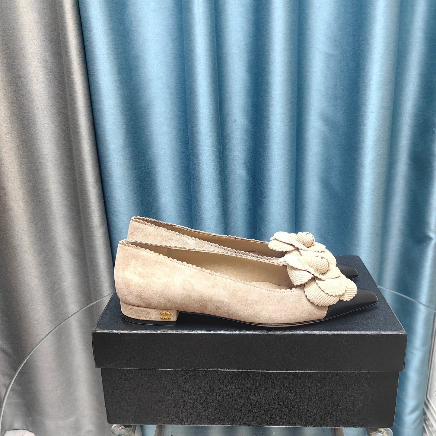CC BALLET FLAT IN TAN BEIGE SUEDE AND BLACK CALFSKIN WITH FLOWER - 35