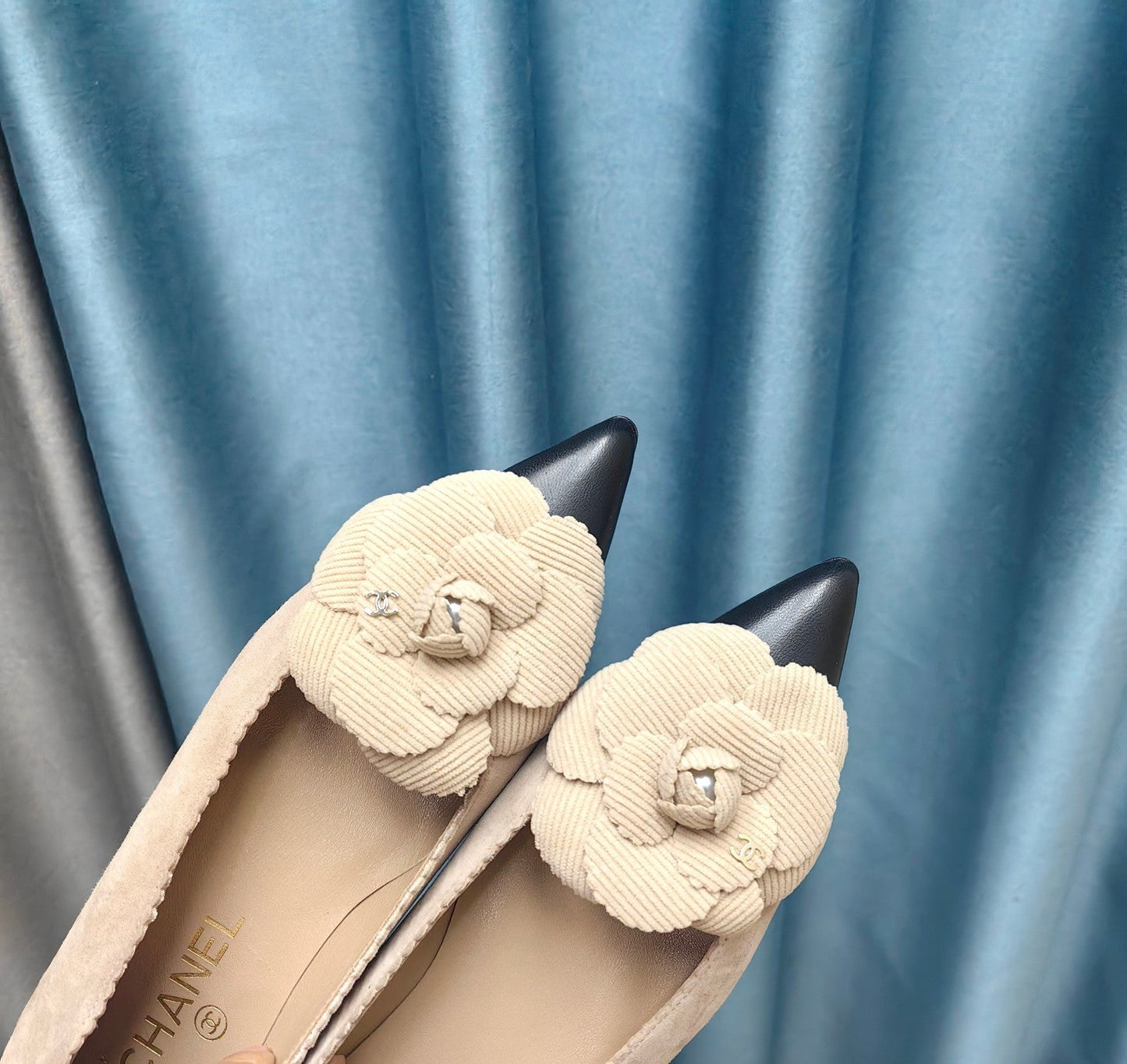 CC BALLET FLAT IN TAN BEIGE SUEDE AND BLACK CALFSKIN WITH FLOWER - 35