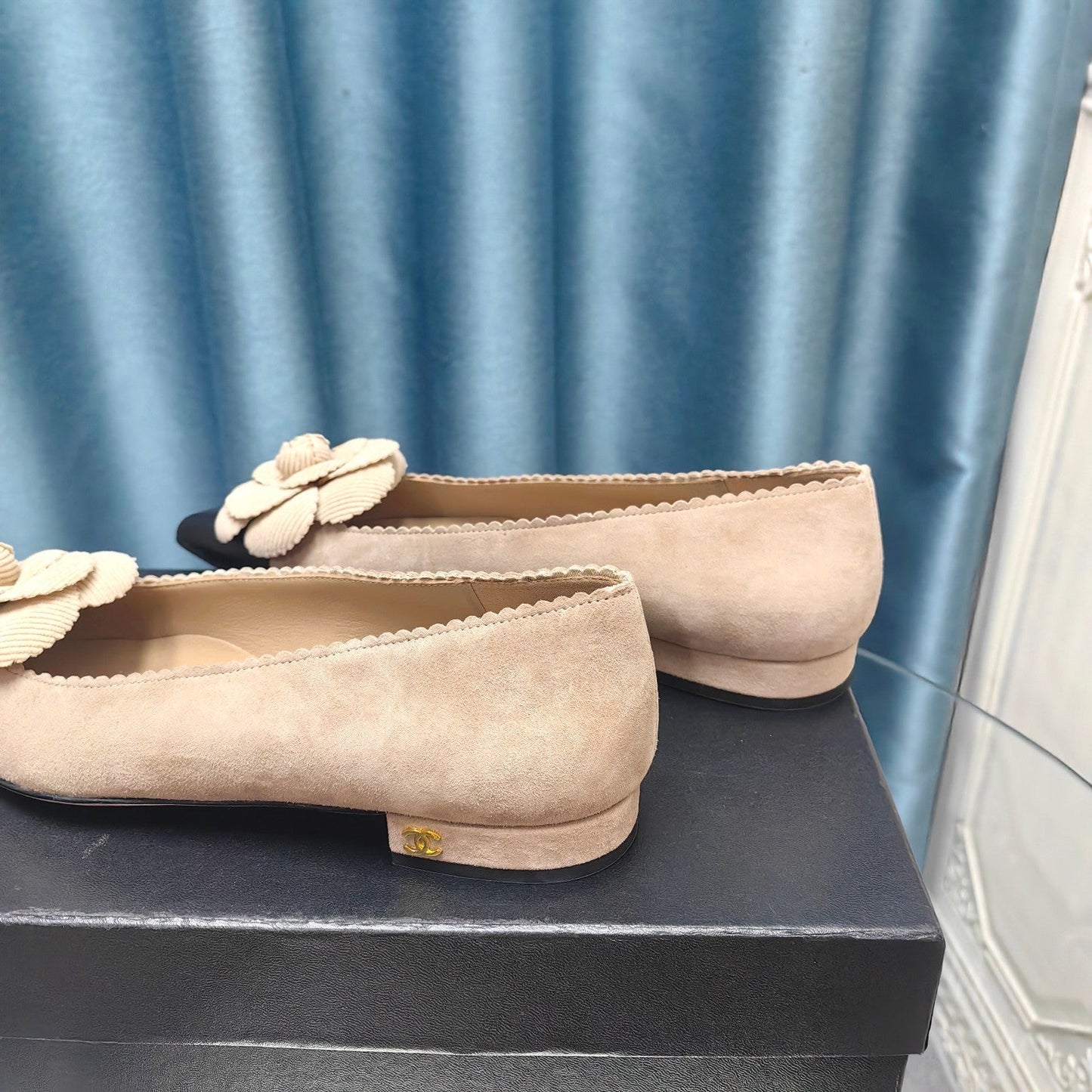 CC BALLET FLAT IN TAN BEIGE SUEDE AND BLACK CALFSKIN WITH FLOWER - 35