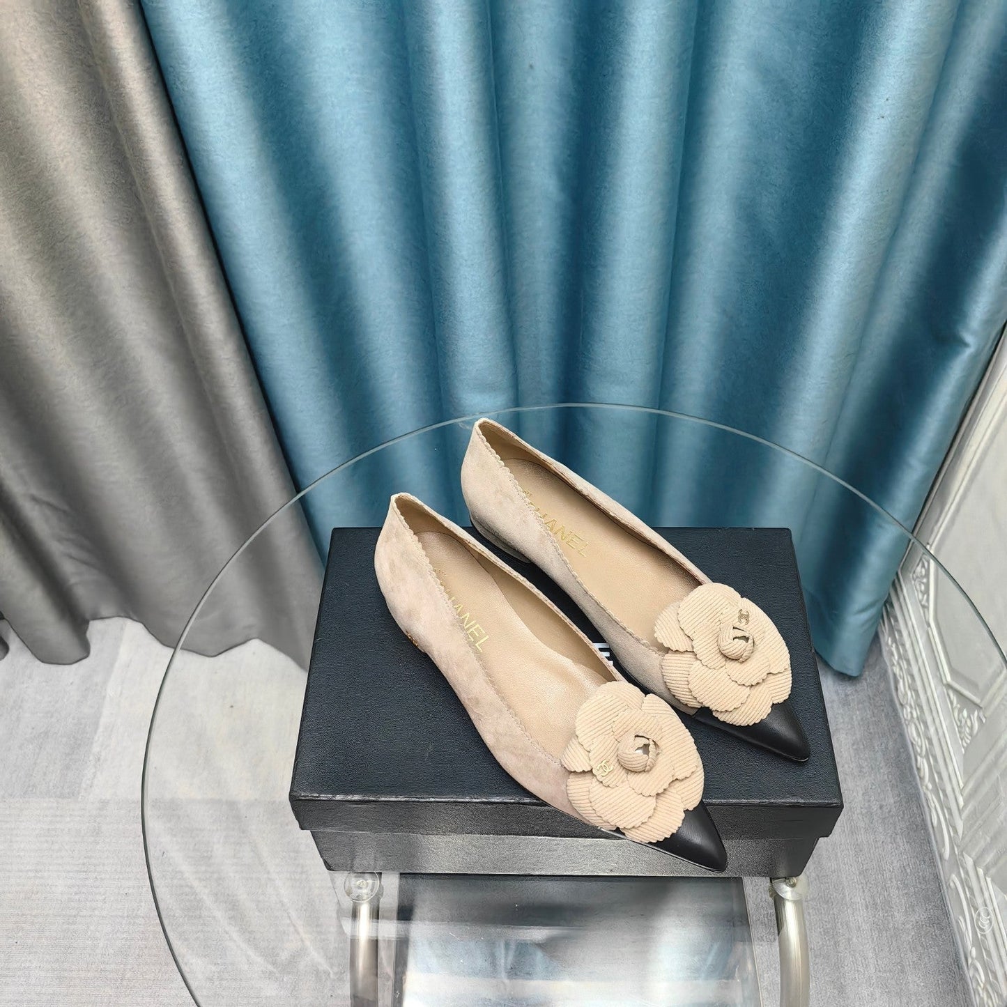 CC BALLET FLAT IN TAN BEIGE SUEDE AND BLACK CALFSKIN WITH FLOWER - 35