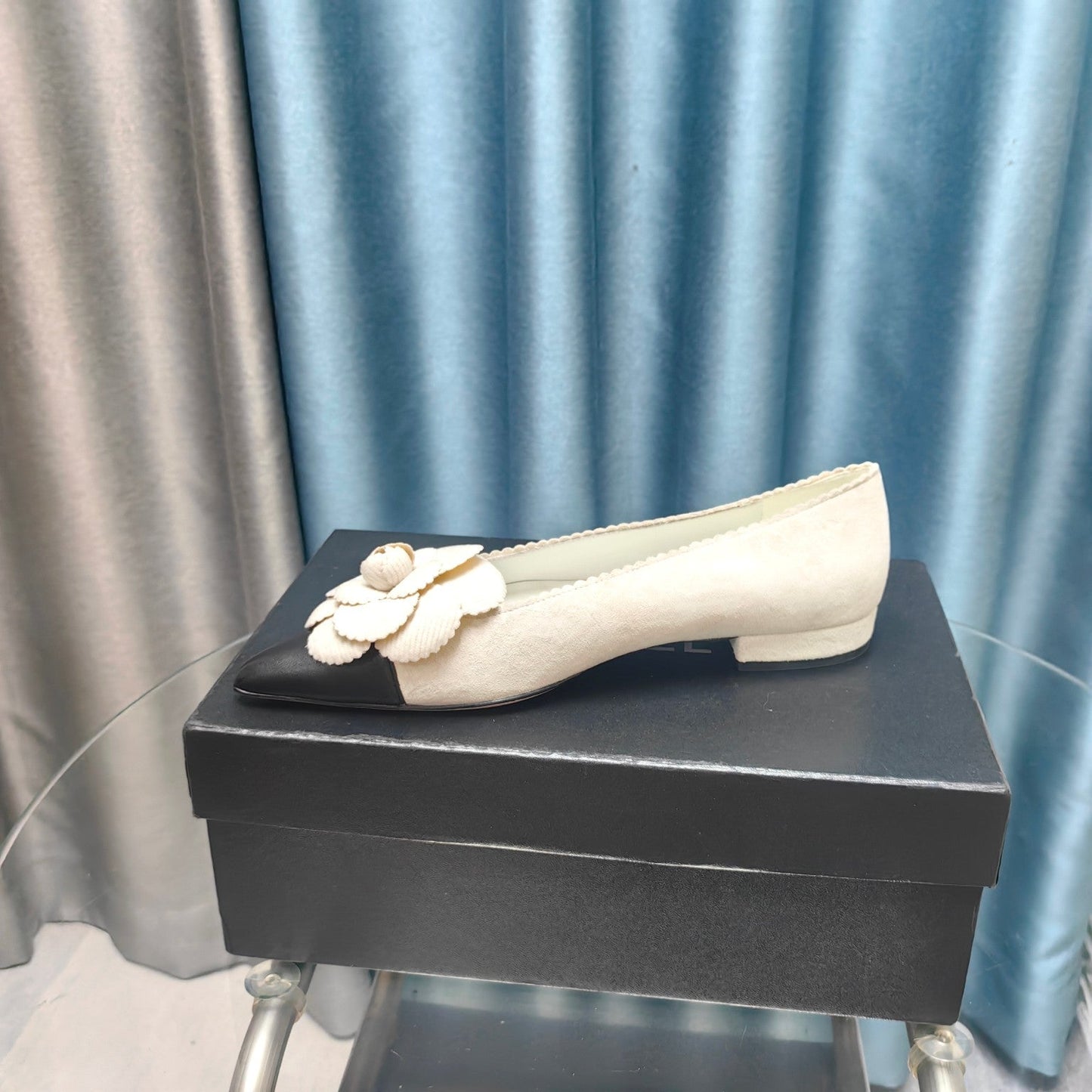 CC BALLET FLAT IN WHITE SUEDE AND BLACK CALFSKIN WITH FLOWER - 35