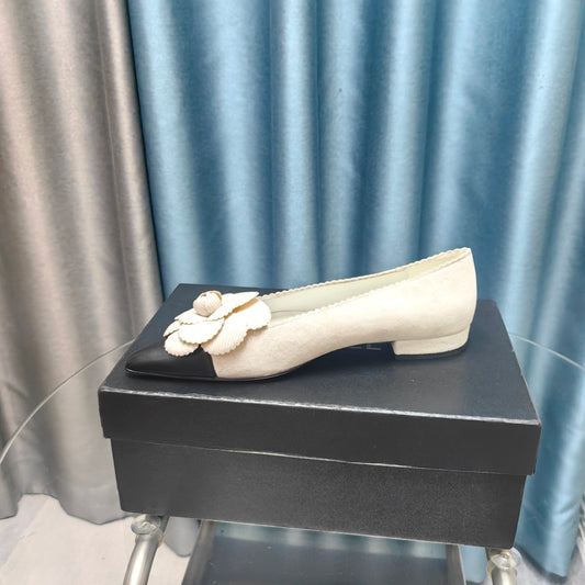CC BALLET FLAT IN WHITE SUEDE AND BLACK CALFSKIN WITH FLOWER - 35