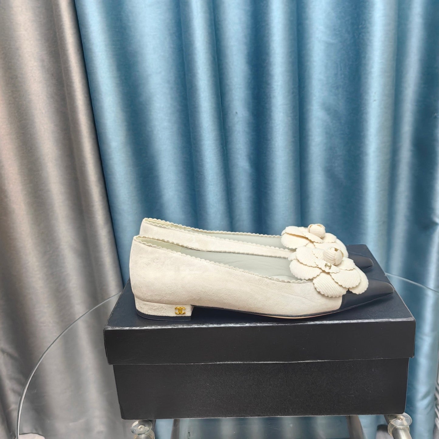 CC BALLET FLAT IN WHITE SUEDE AND BLACK CALFSKIN WITH FLOWER - 35
