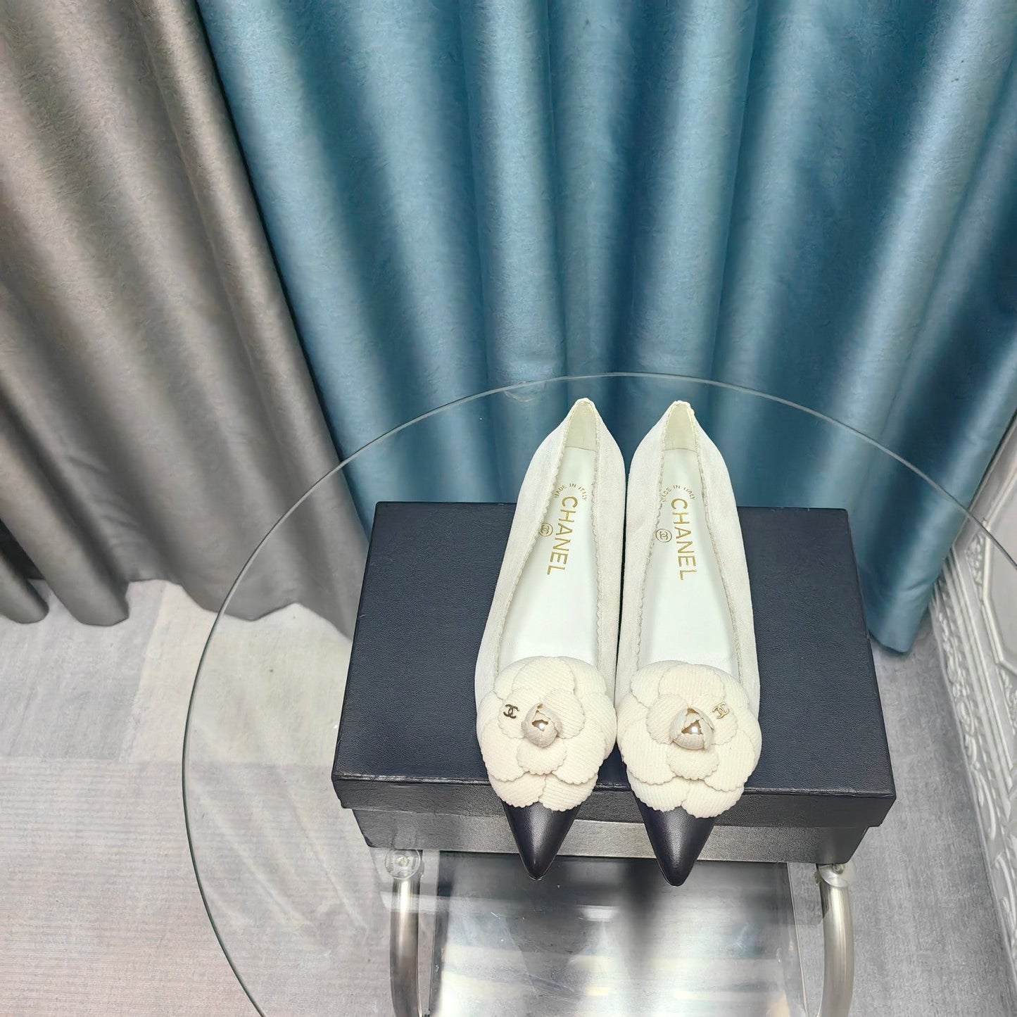 CC BALLET FLAT IN WHITE SUEDE AND BLACK CALFSKIN WITH FLOWER - 35