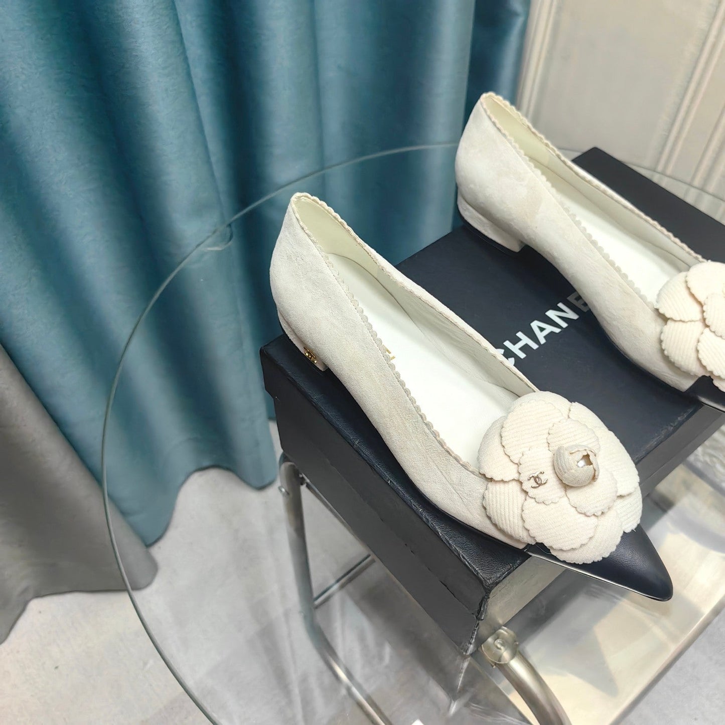 CC BALLET FLAT IN WHITE SUEDE AND BLACK CALFSKIN WITH FLOWER - 35
