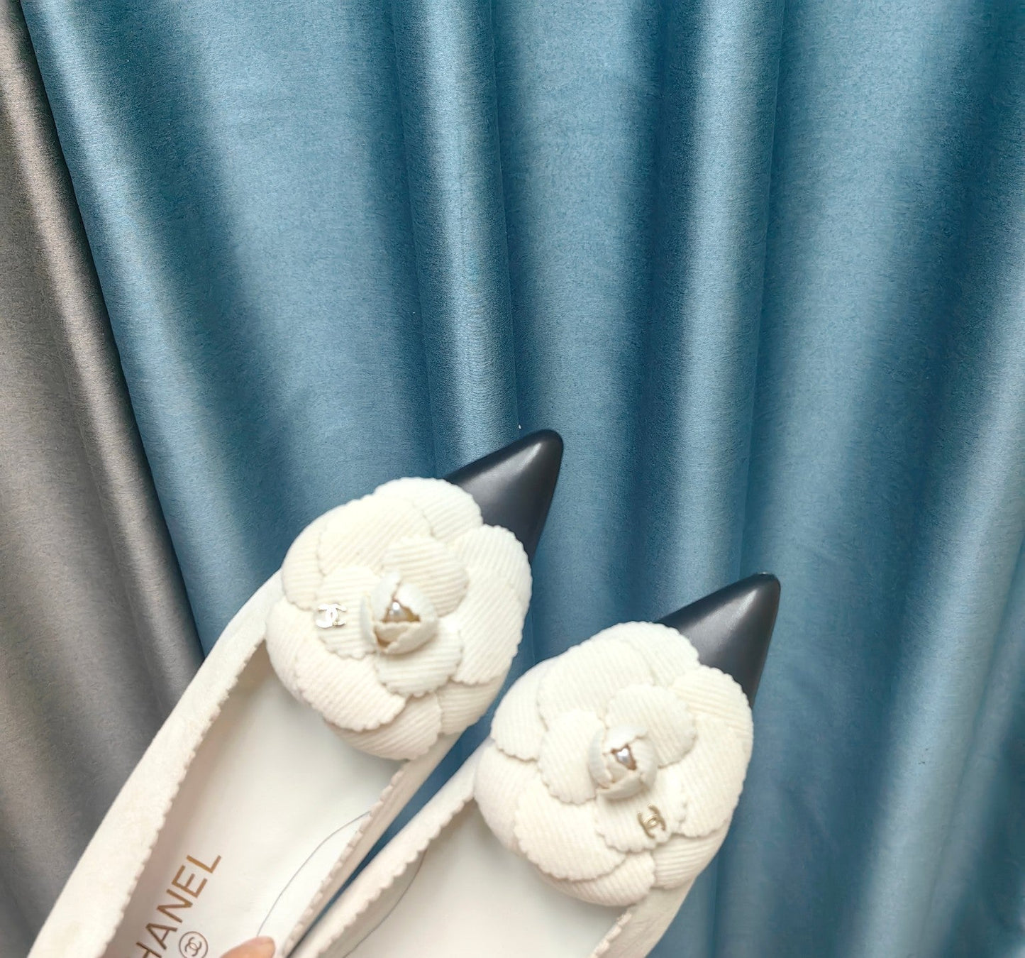 CC BALLET FLAT IN WHITE SUEDE AND BLACK CALFSKIN WITH FLOWER - 35