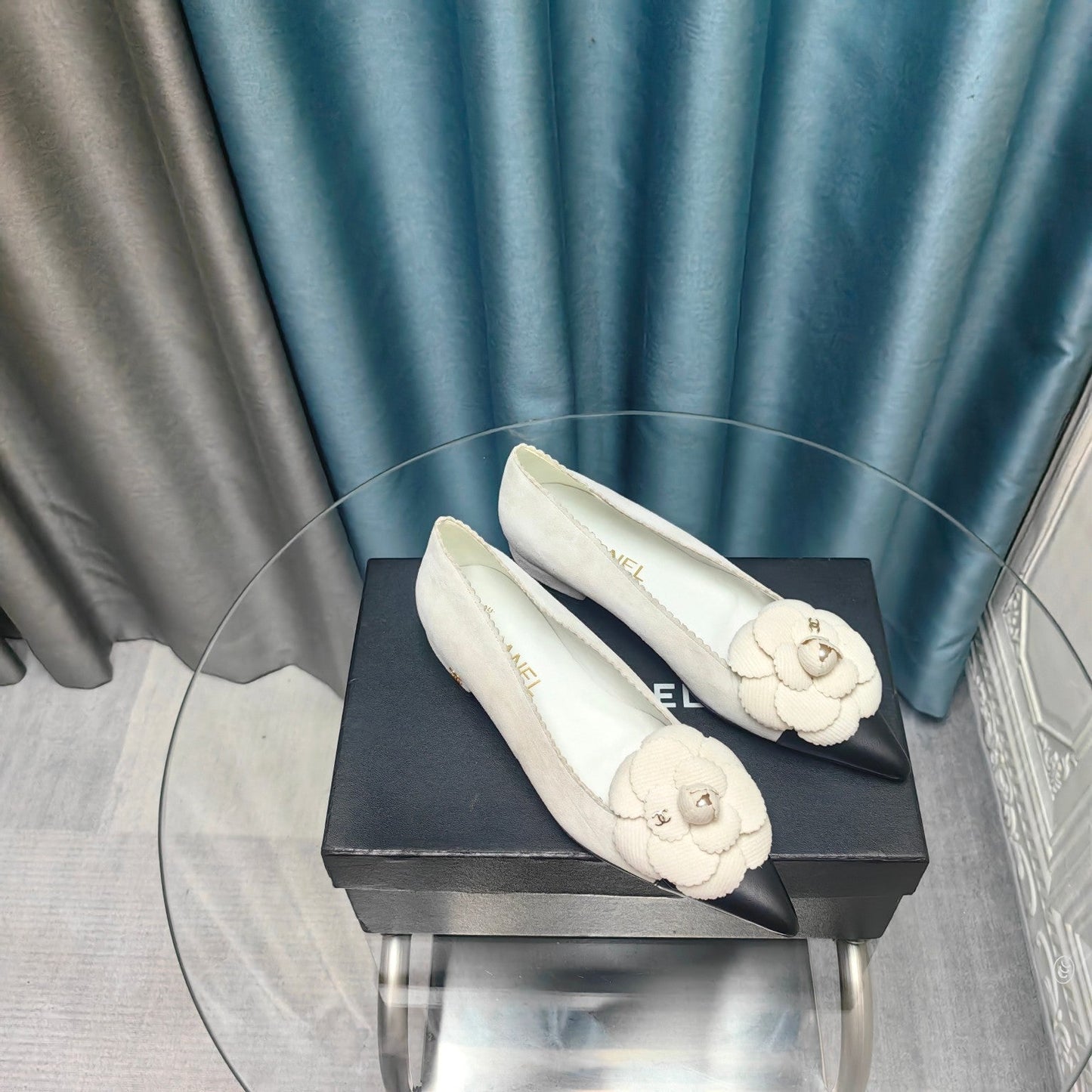 CC BALLET FLAT IN WHITE SUEDE AND BLACK CALFSKIN WITH FLOWER - 35