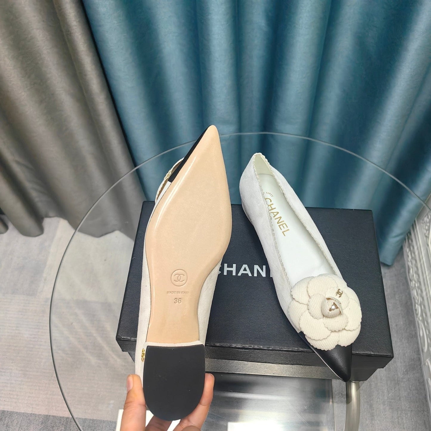 CC BALLET FLAT IN WHITE SUEDE AND BLACK CALFSKIN WITH FLOWER - 35