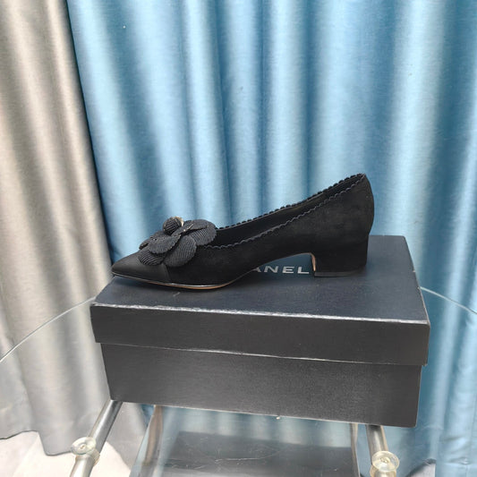 CC MEDIUM HEELS IN BLACK SUEDE AND CALFSKIN WITH FLOWER - 35