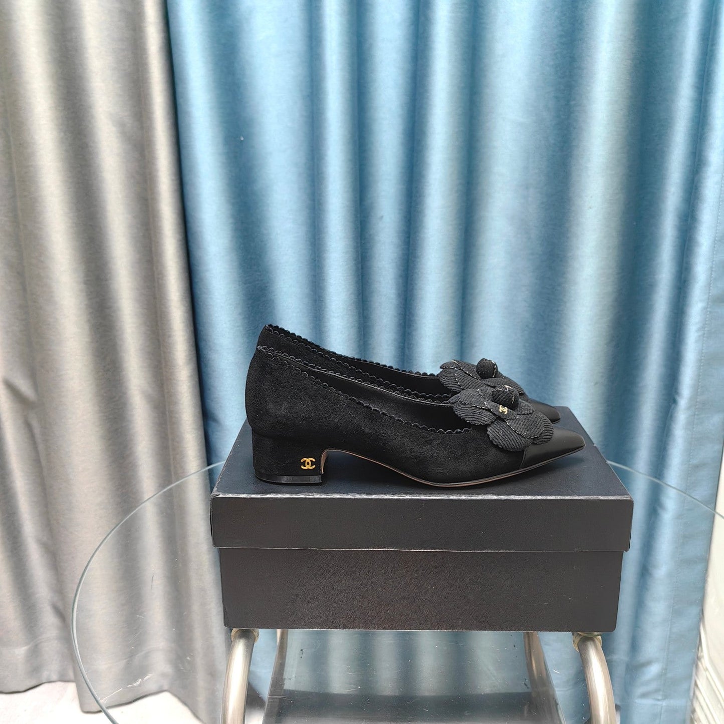 CC MEDIUM HEELS IN BLACK SUEDE AND CALFSKIN WITH FLOWER - 35