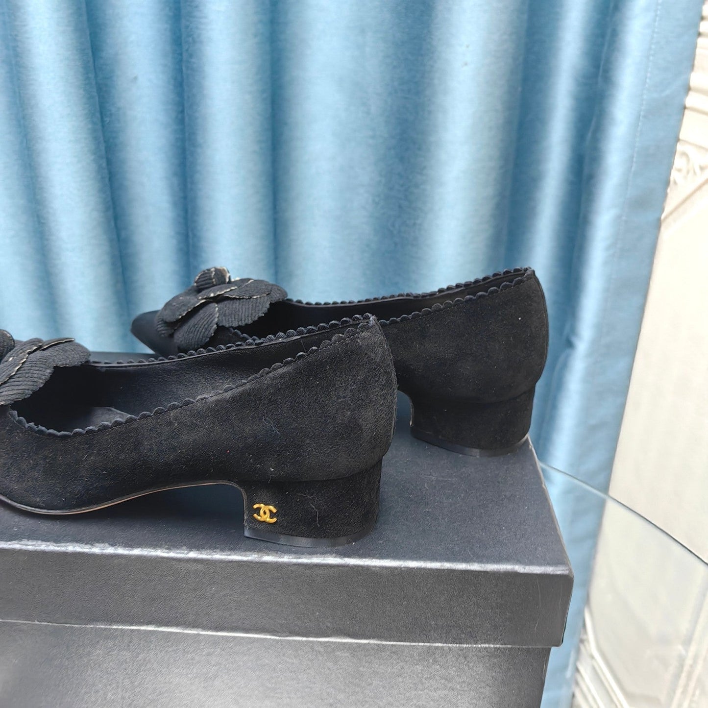 CC MEDIUM HEELS IN BLACK SUEDE AND CALFSKIN WITH FLOWER - 35