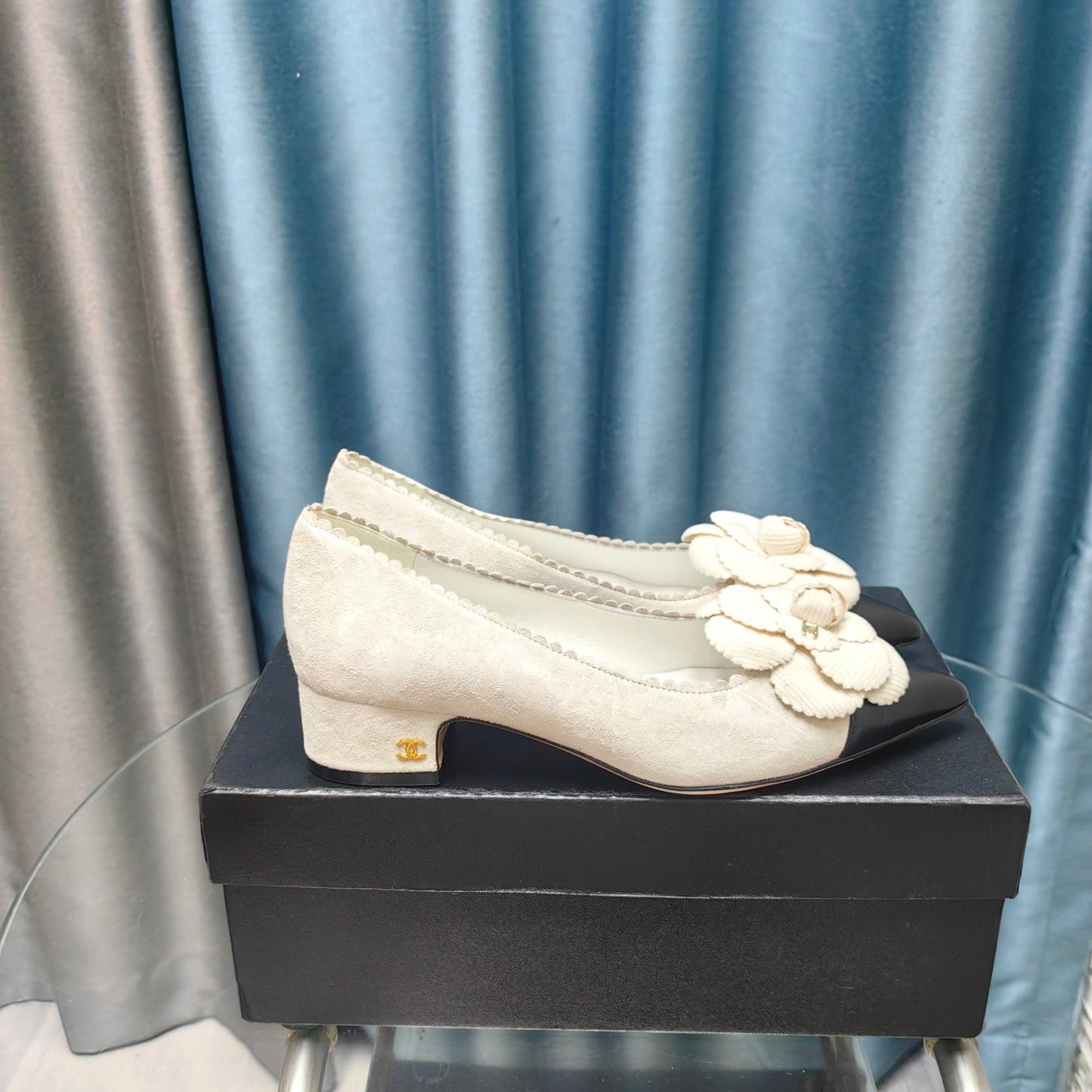 CC MEDIUM HEELS IN WHITE SUEDE AND BLACK CALFSKIN WITH FLOWER - 35