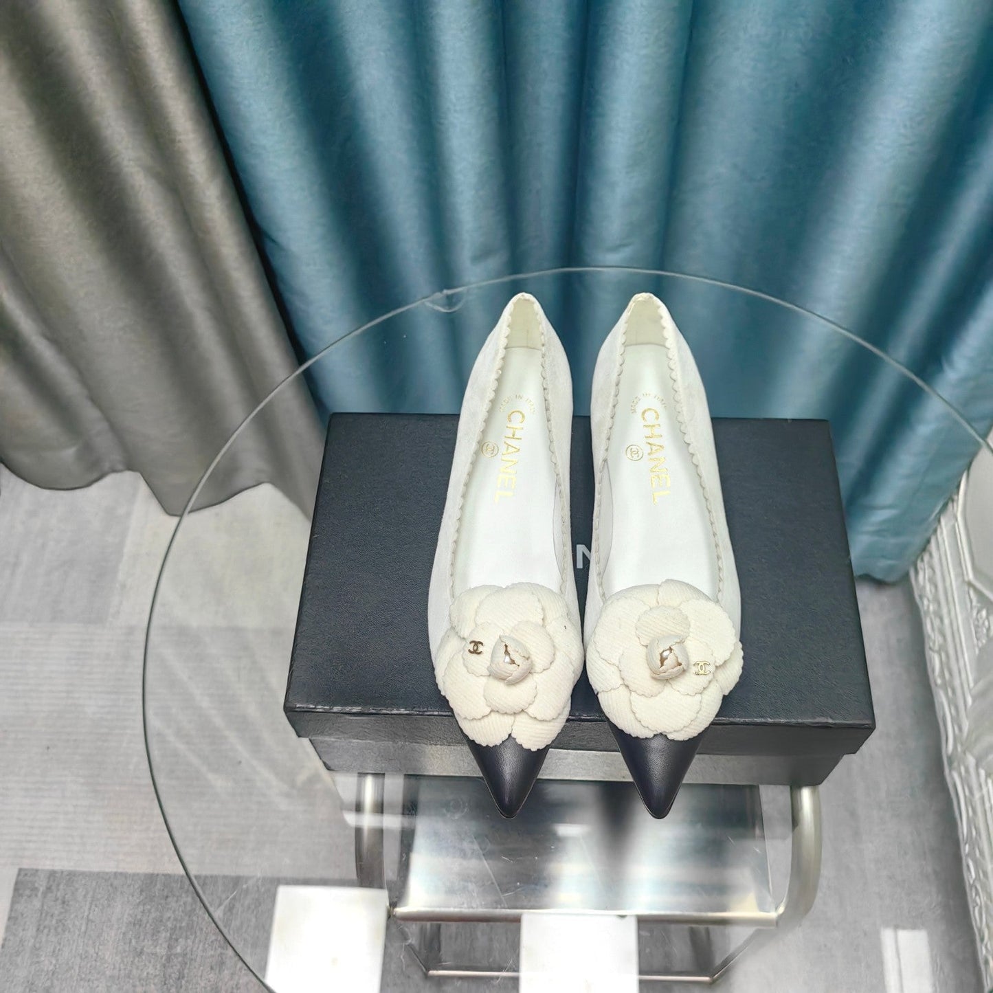 CC MEDIUM HEELS IN WHITE SUEDE AND BLACK CALFSKIN WITH FLOWER - 35