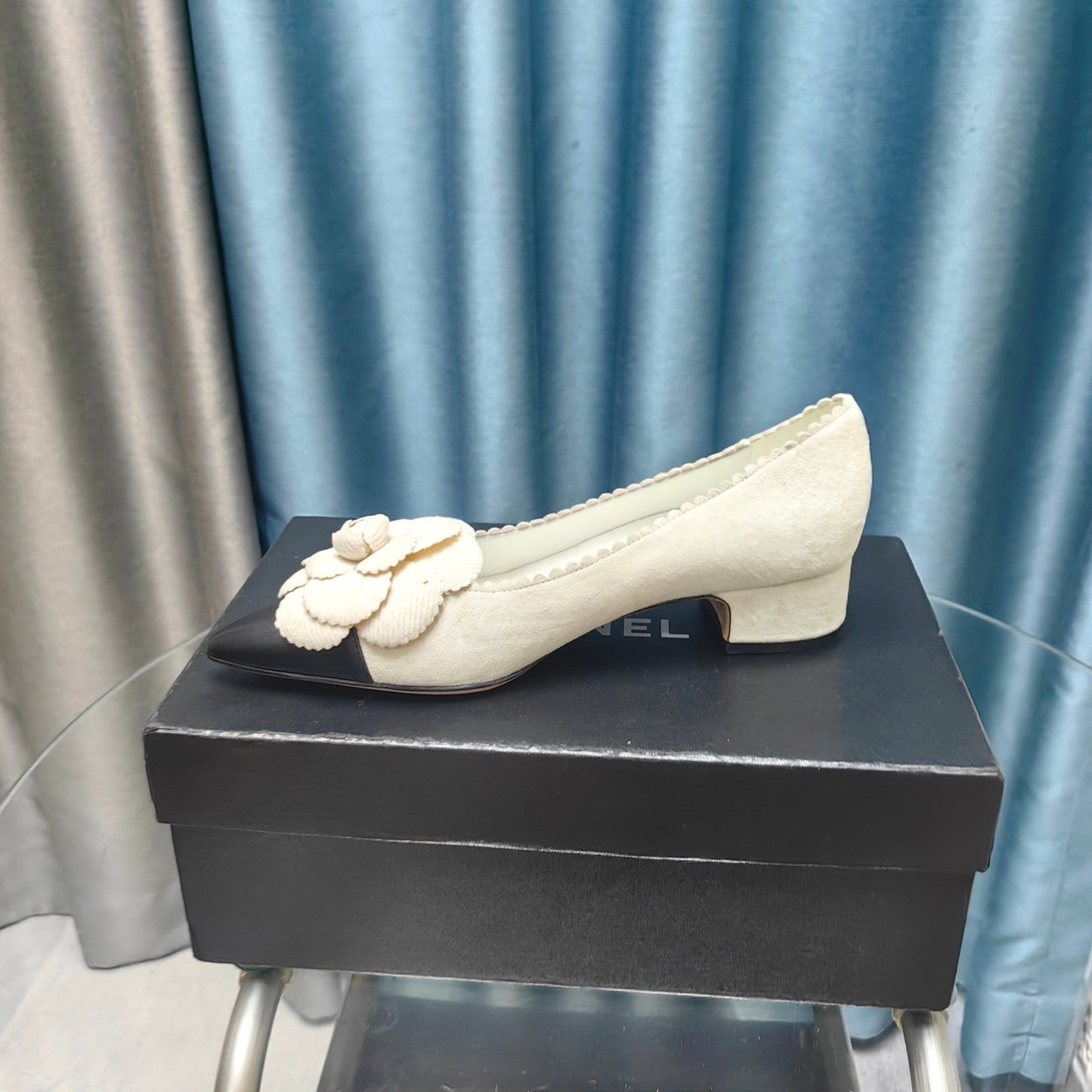 CC MEDIUM HEELS IN WHITE SUEDE AND BLACK CALFSKIN WITH FLOWER - 35