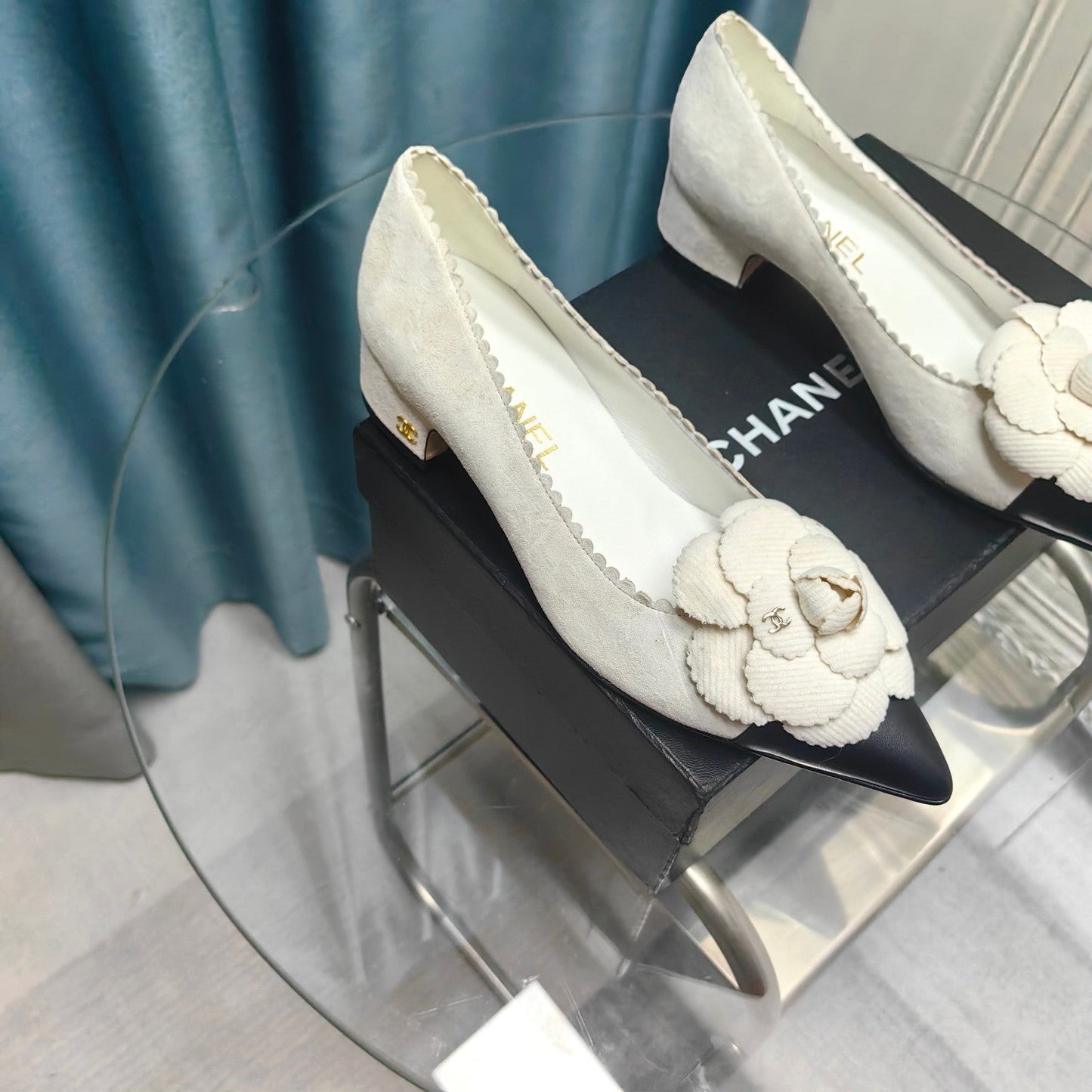 CC MEDIUM HEELS IN WHITE SUEDE AND BLACK CALFSKIN WITH FLOWER - 35