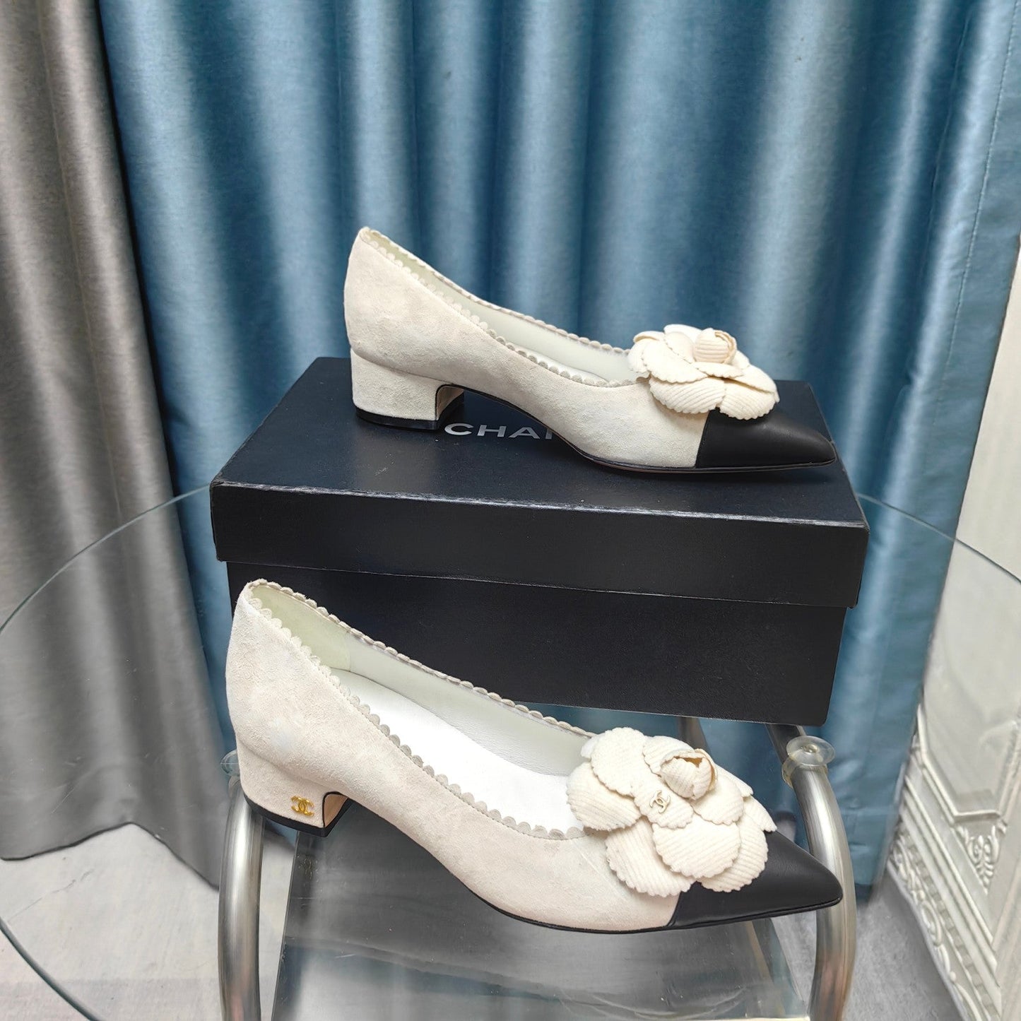 CC MEDIUM HEELS IN WHITE SUEDE AND BLACK CALFSKIN WITH FLOWER - 35