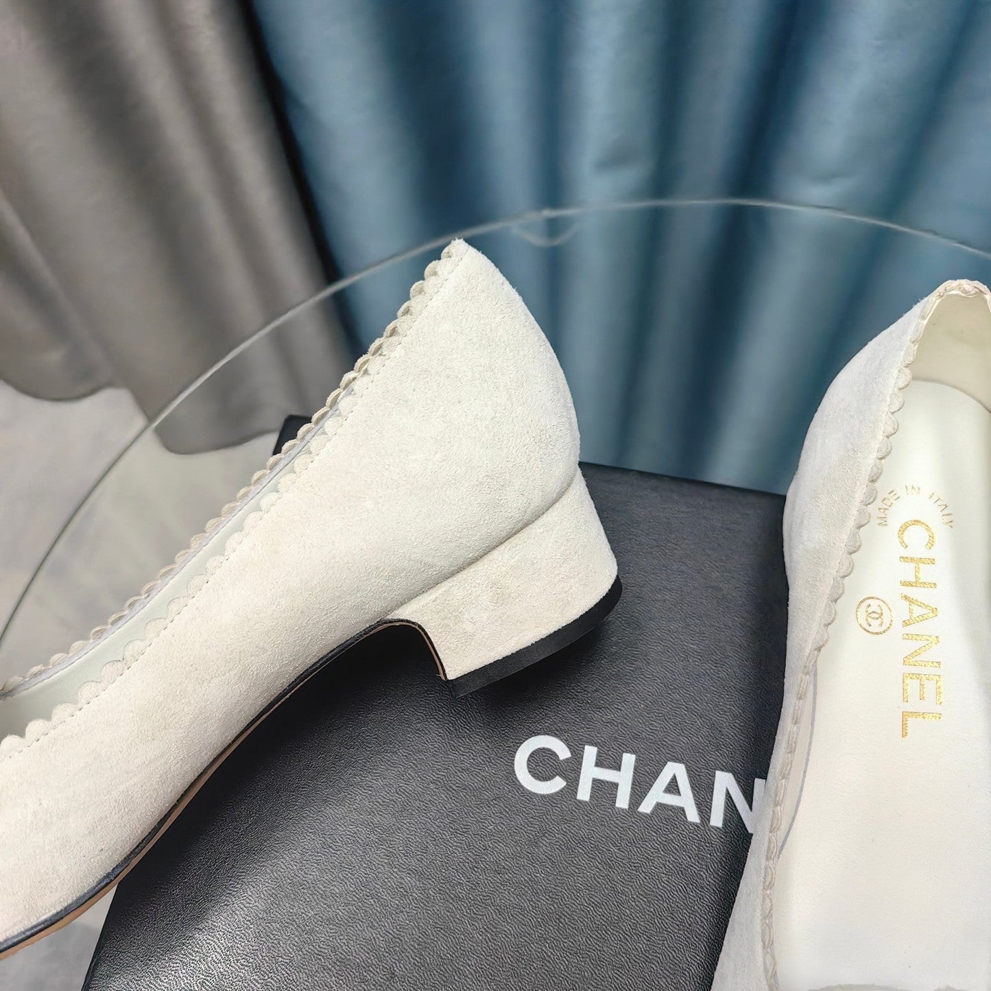 CC MEDIUM HEELS IN WHITE SUEDE AND BLACK CALFSKIN WITH FLOWER - 35