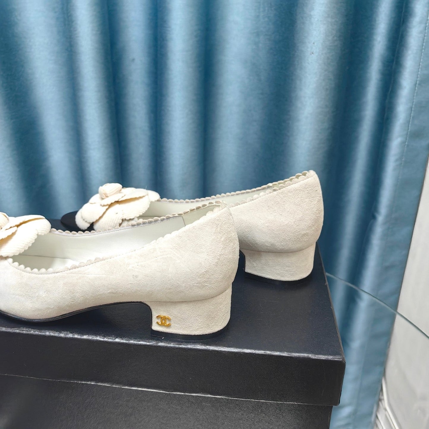 CC MEDIUM HEELS IN WHITE SUEDE AND BLACK CALFSKIN WITH FLOWER - 35