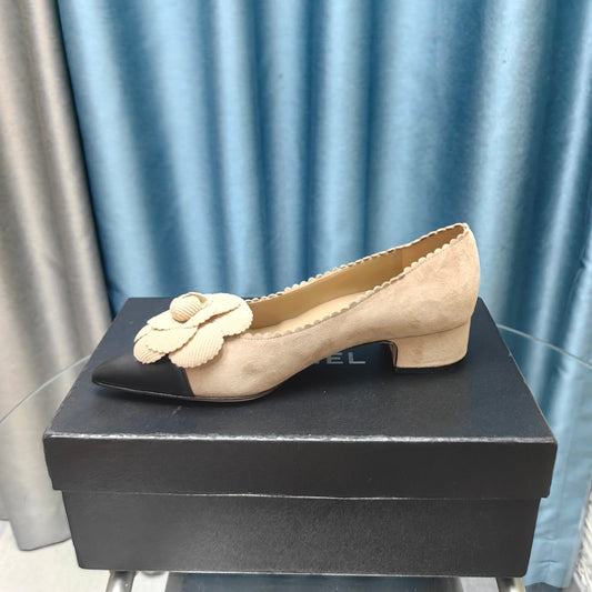 CC MEDIUM HEELS IN TAN BEIGE SUEDE AND BLACK CALFSKIN WITH FLOWER - 35