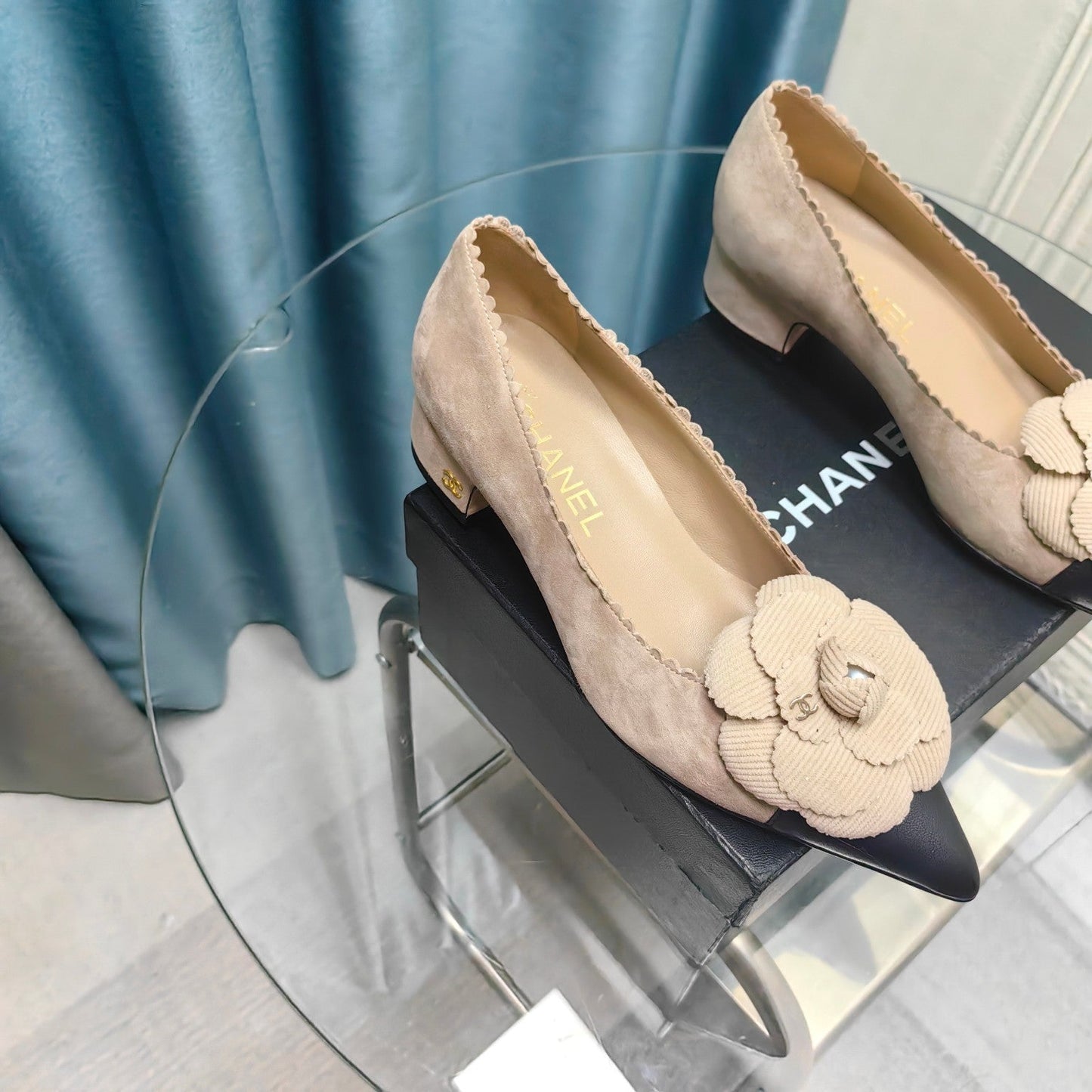 CC MEDIUM HEELS IN TAN BEIGE SUEDE AND BLACK CALFSKIN WITH FLOWER - 35