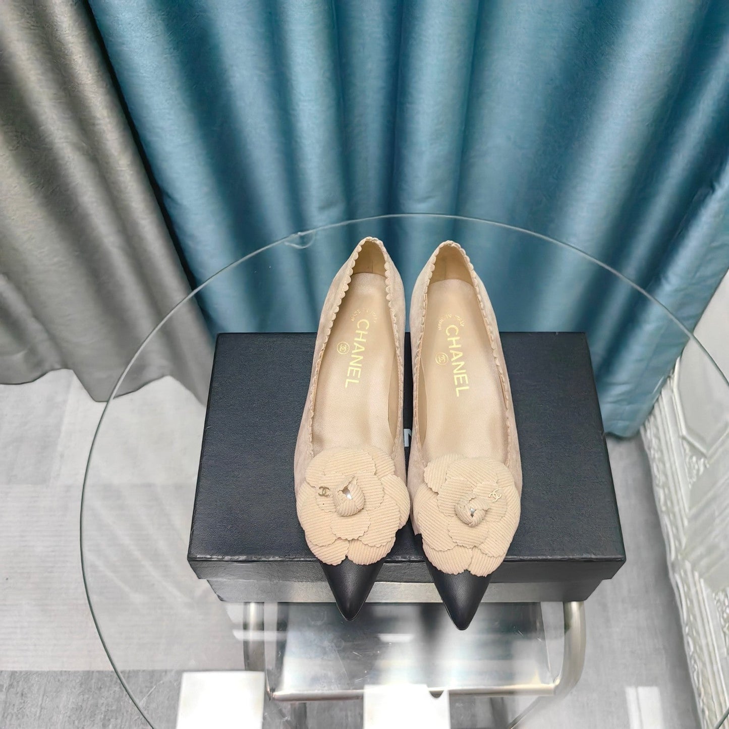 CC MEDIUM HEELS IN TAN BEIGE SUEDE AND BLACK CALFSKIN WITH FLOWER - 35