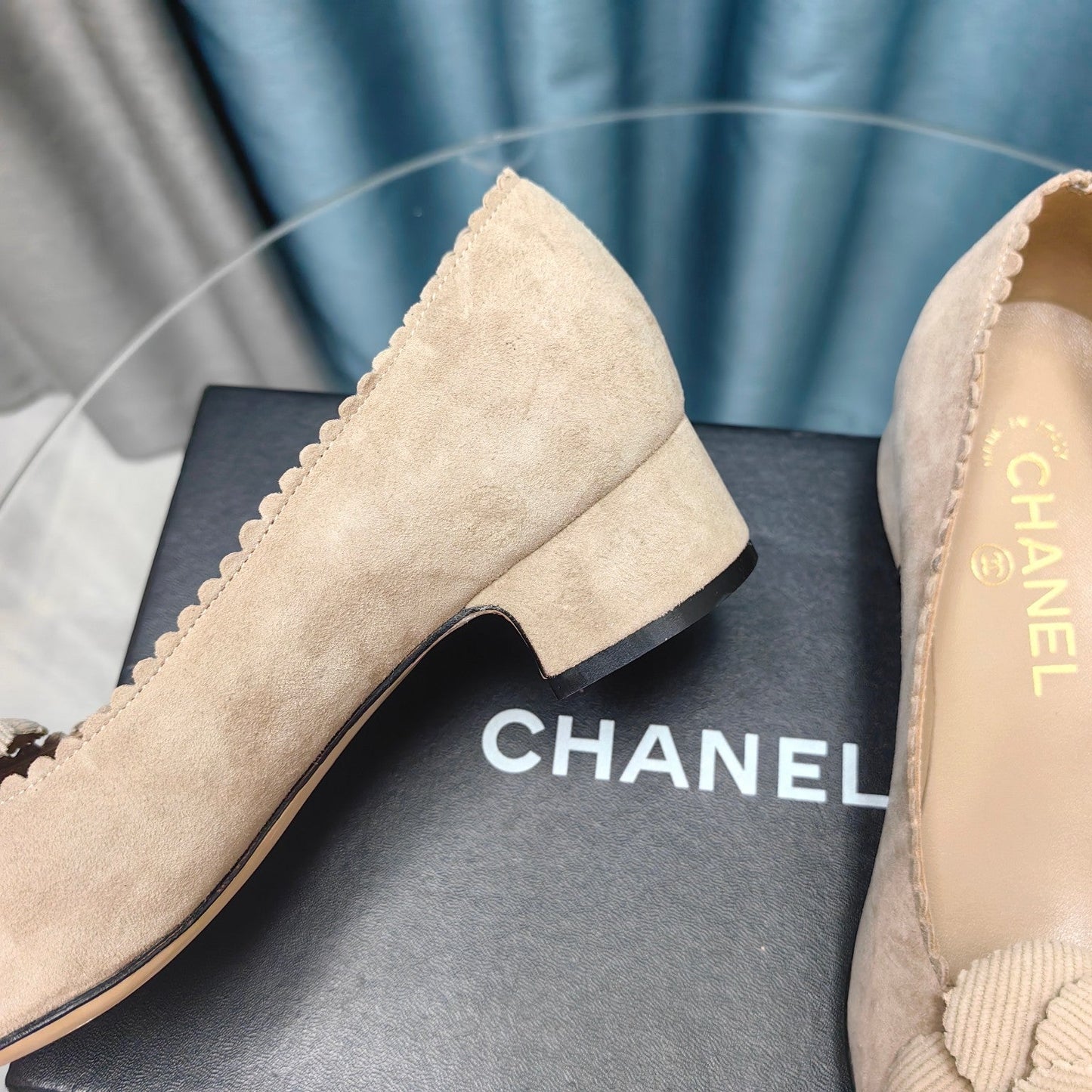 CC MEDIUM HEELS IN TAN BEIGE SUEDE AND BLACK CALFSKIN WITH FLOWER - 35
