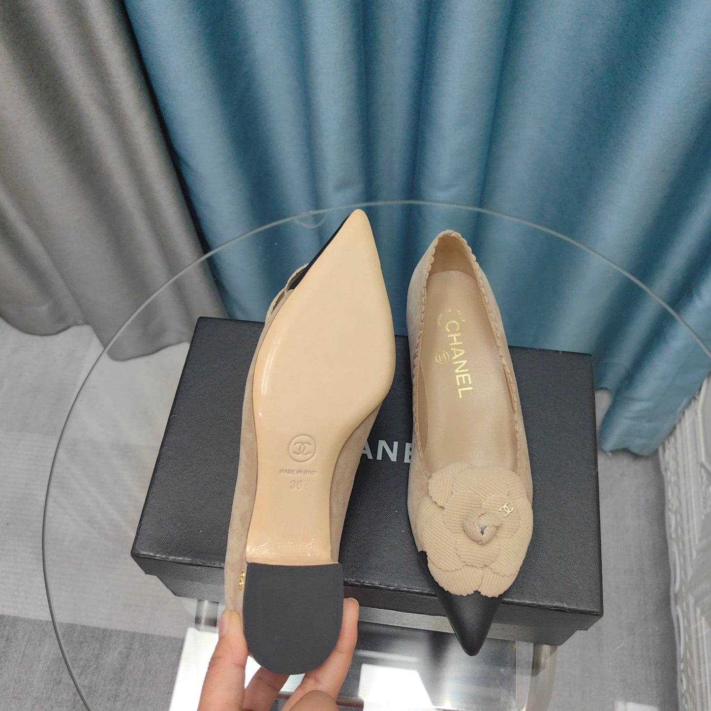 CC MEDIUM HEELS IN TAN BEIGE SUEDE AND BLACK CALFSKIN WITH FLOWER - 35