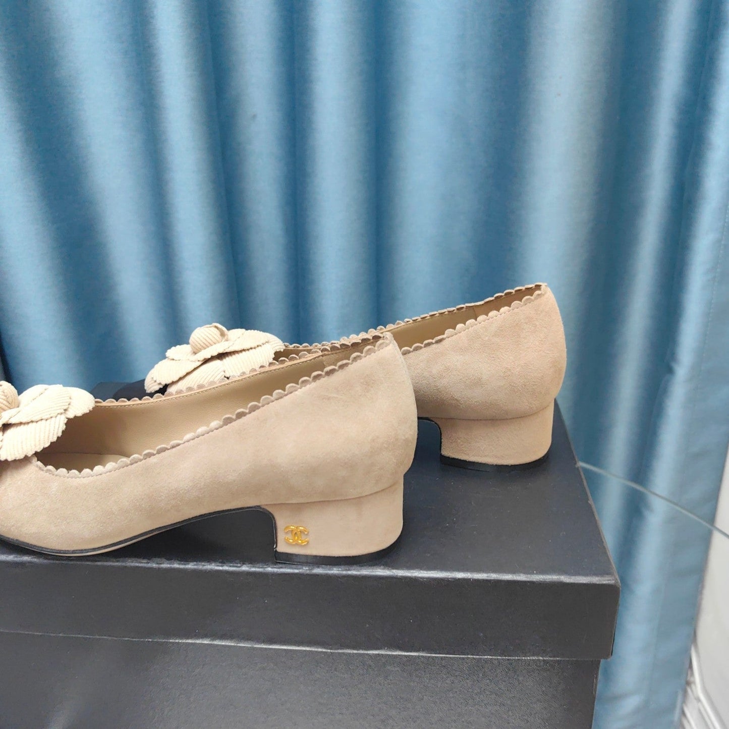 CC MEDIUM HEELS IN TAN BEIGE SUEDE AND BLACK CALFSKIN WITH FLOWER - 35