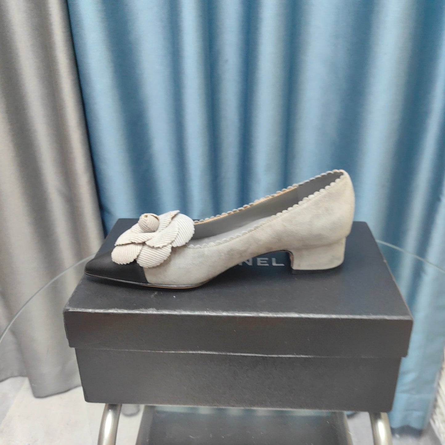 CC MEDIUM HEELS IN SPANISH GRAY SUEDE AND BLACK CALFSKIN WITH FLOWER - 35
