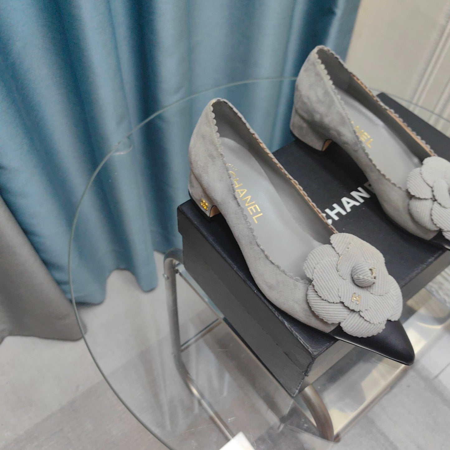 CC MEDIUM HEELS IN SPANISH GRAY SUEDE AND BLACK CALFSKIN WITH FLOWER - 35
