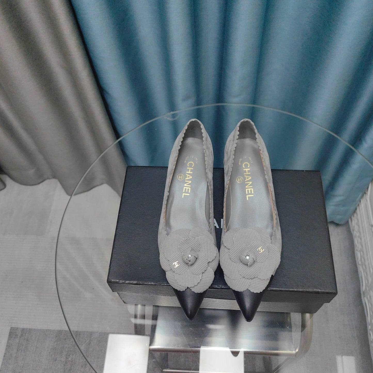 CC MEDIUM HEELS IN SPANISH GRAY SUEDE AND BLACK CALFSKIN WITH FLOWER - 35