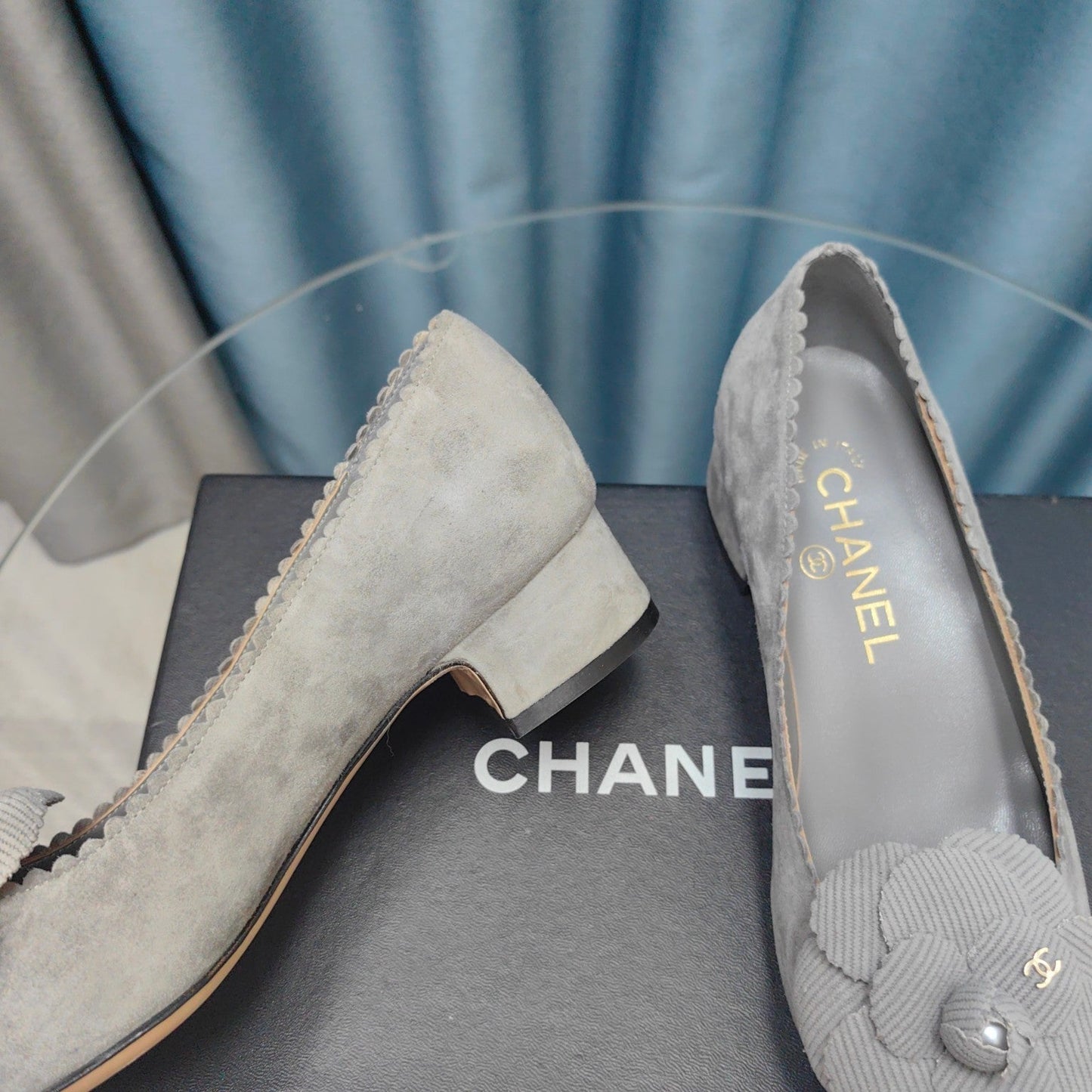 CC MEDIUM HEELS IN SPANISH GRAY SUEDE AND BLACK CALFSKIN WITH FLOWER - 35