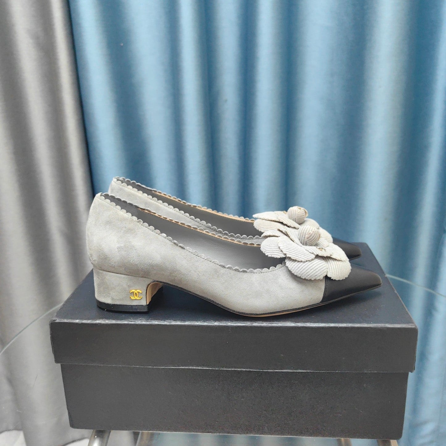 CC MEDIUM HEELS IN SPANISH GRAY SUEDE AND BLACK CALFSKIN WITH FLOWER - 35