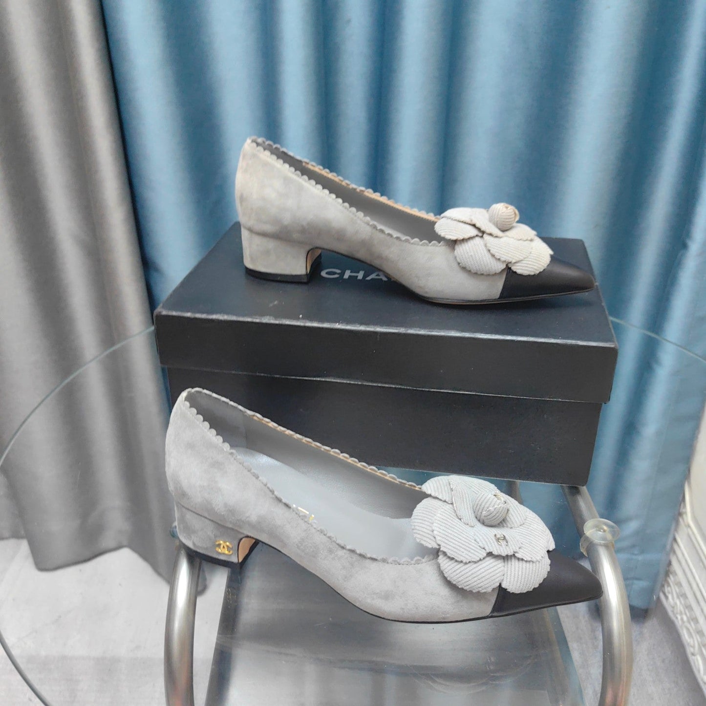 CC MEDIUM HEELS IN SPANISH GRAY SUEDE AND BLACK CALFSKIN WITH FLOWER - 35