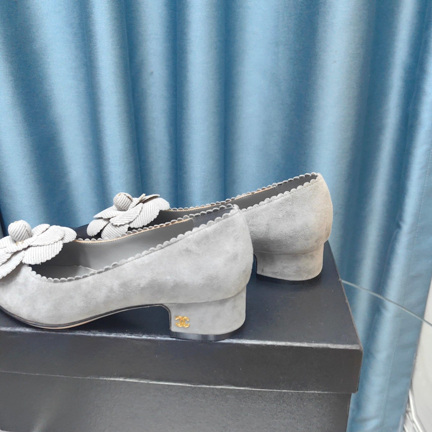 CC MEDIUM HEELS IN SPANISH GRAY SUEDE AND BLACK CALFSKIN WITH FLOWER - 35