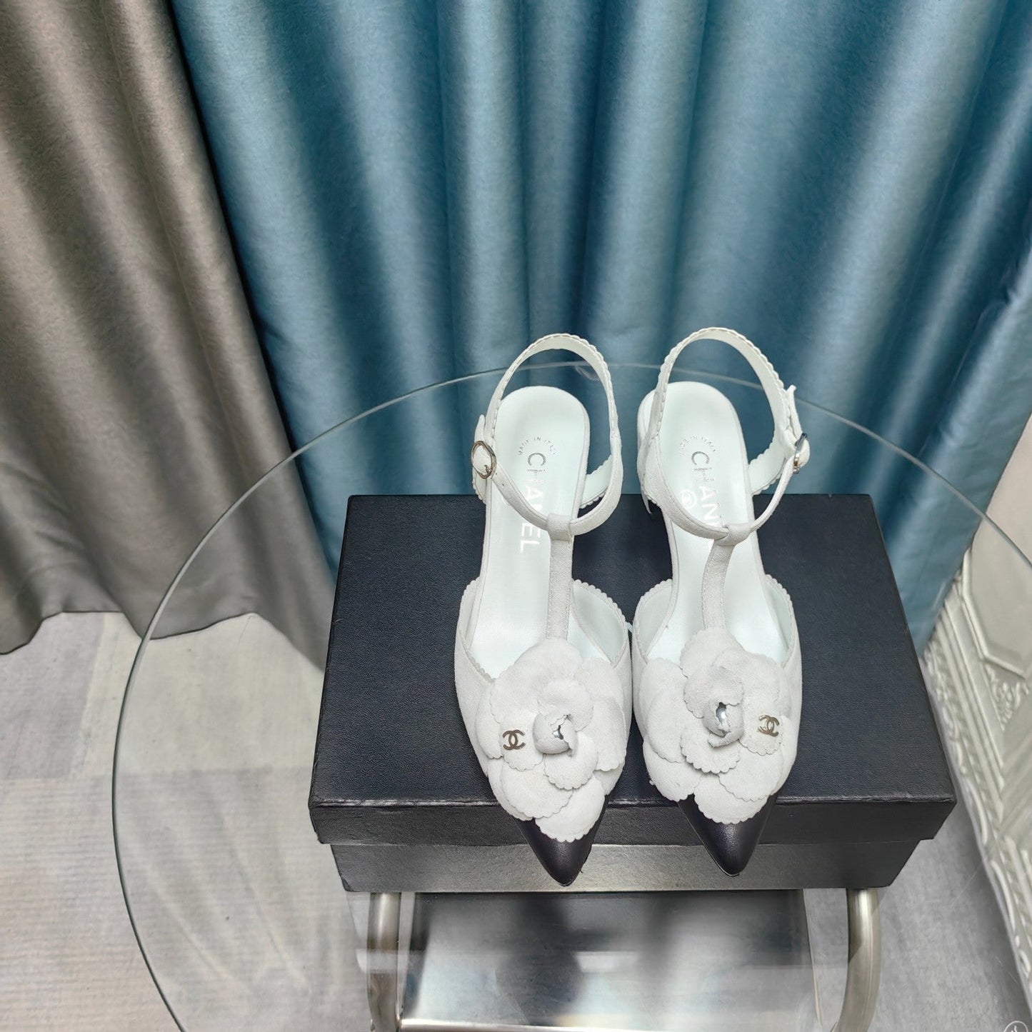 CC CAMELLIA SANDAL IN WHITE SUEDE AND BLACK CALFSKIN WITH FLOWER - 35