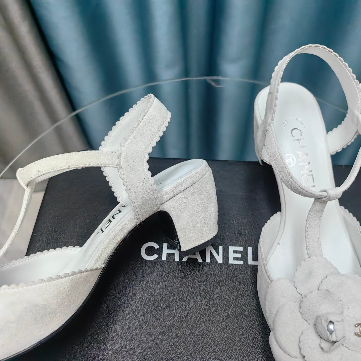 CC CAMELLIA SANDAL IN WHITE SUEDE AND BLACK CALFSKIN WITH FLOWER - 35