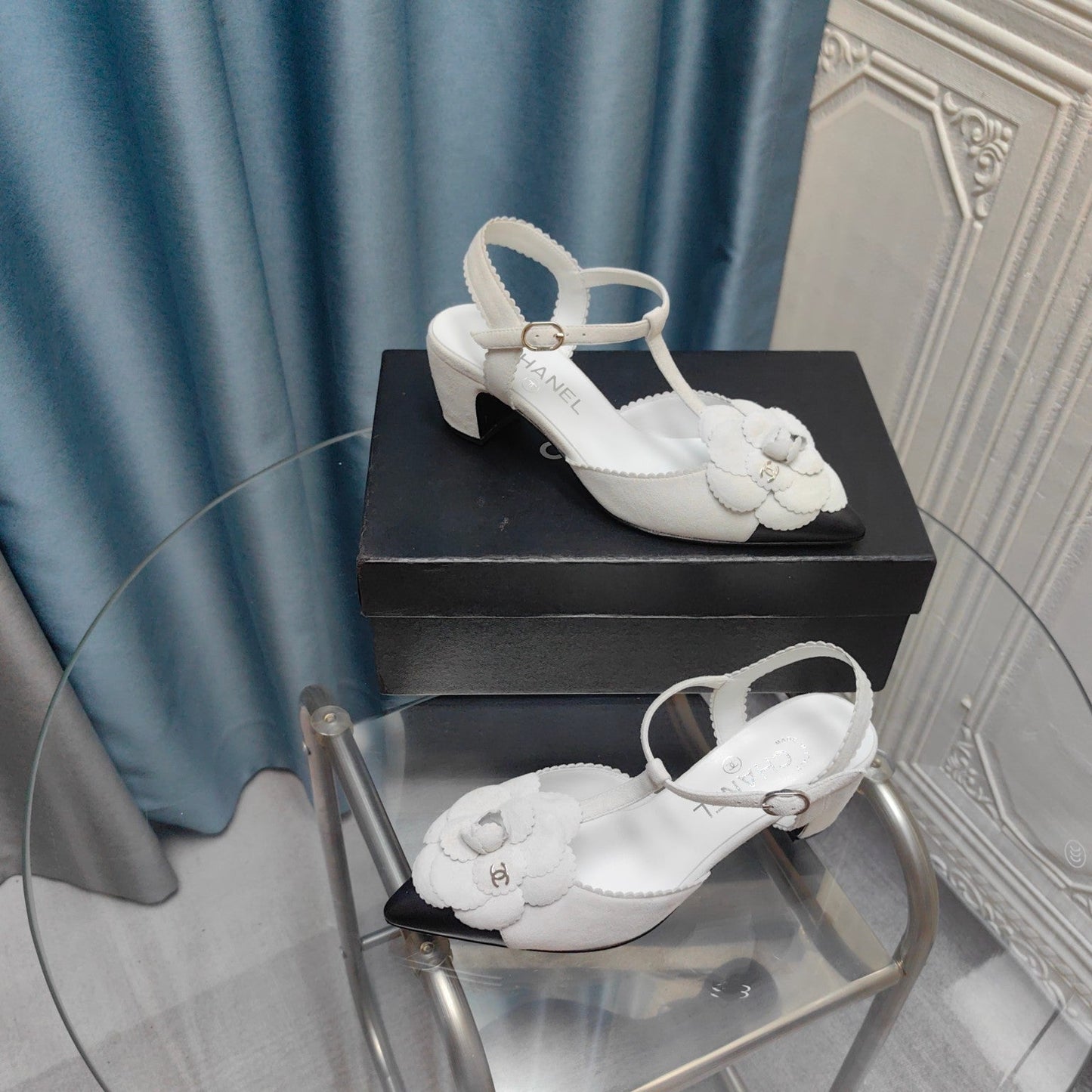 CC CAMELLIA SANDAL IN WHITE SUEDE AND BLACK CALFSKIN WITH FLOWER - 35