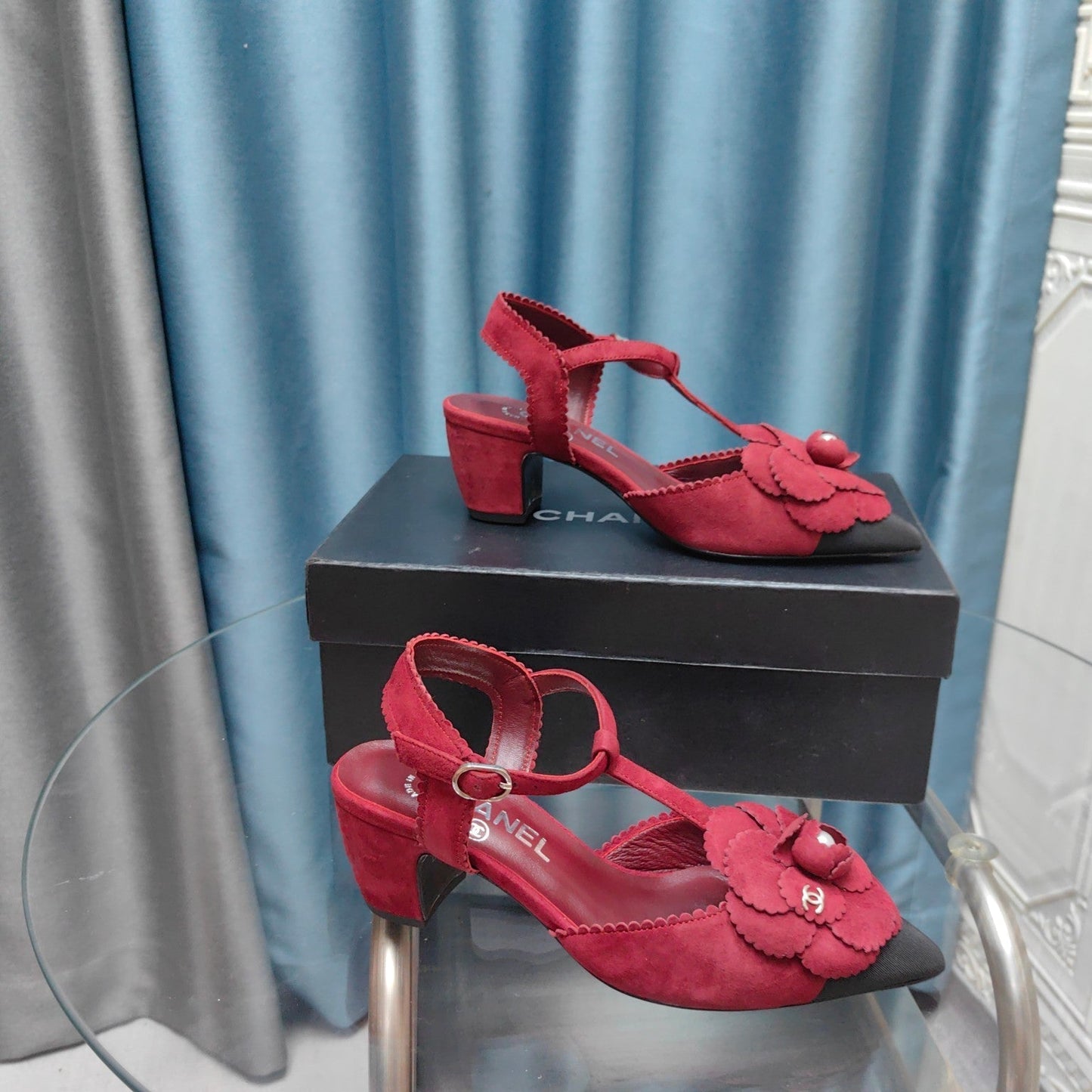 CC CAMELLIA SANDAL IN CHERRY RED SUEDE AND BLACK CALFSKIN WITH FLOWER - 35