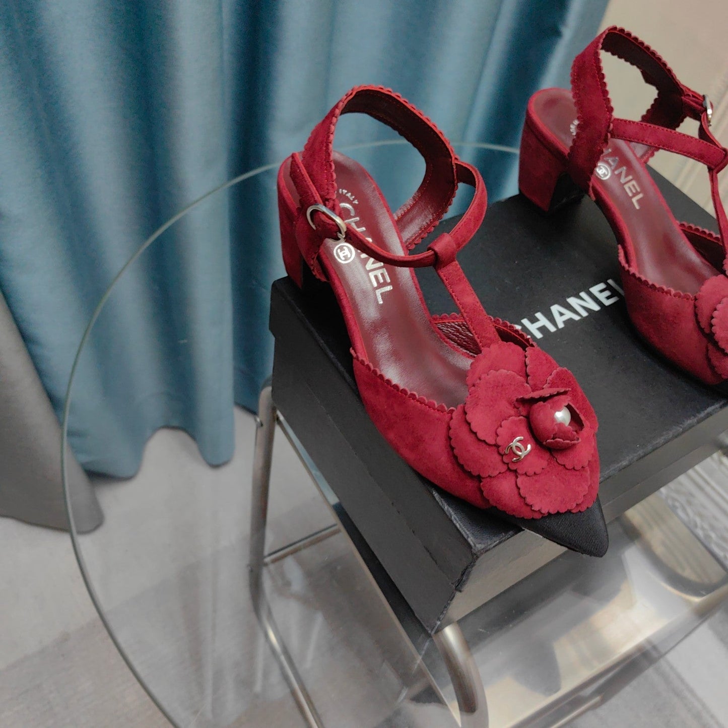 CC CAMELLIA SANDAL IN CHERRY RED SUEDE AND BLACK CALFSKIN WITH FLOWER - 35
