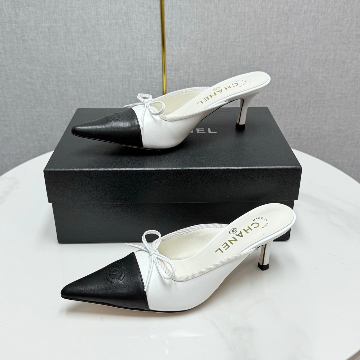CC HEEL MULES 25S IN BLACK AND WHITE LAMBSKIN WITH BOW - 35