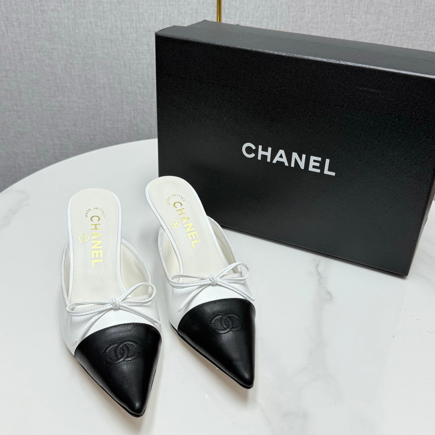 CC HEEL MULES 25S IN BLACK AND WHITE LAMBSKIN WITH BOW - 35