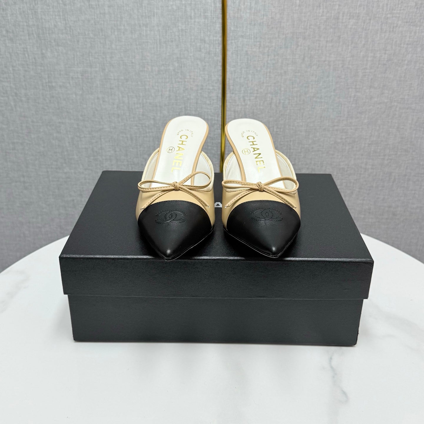 CC HEEL MULES 25S IN BLACK AND BEIGE LAMBSKIN WITH BOW - 35