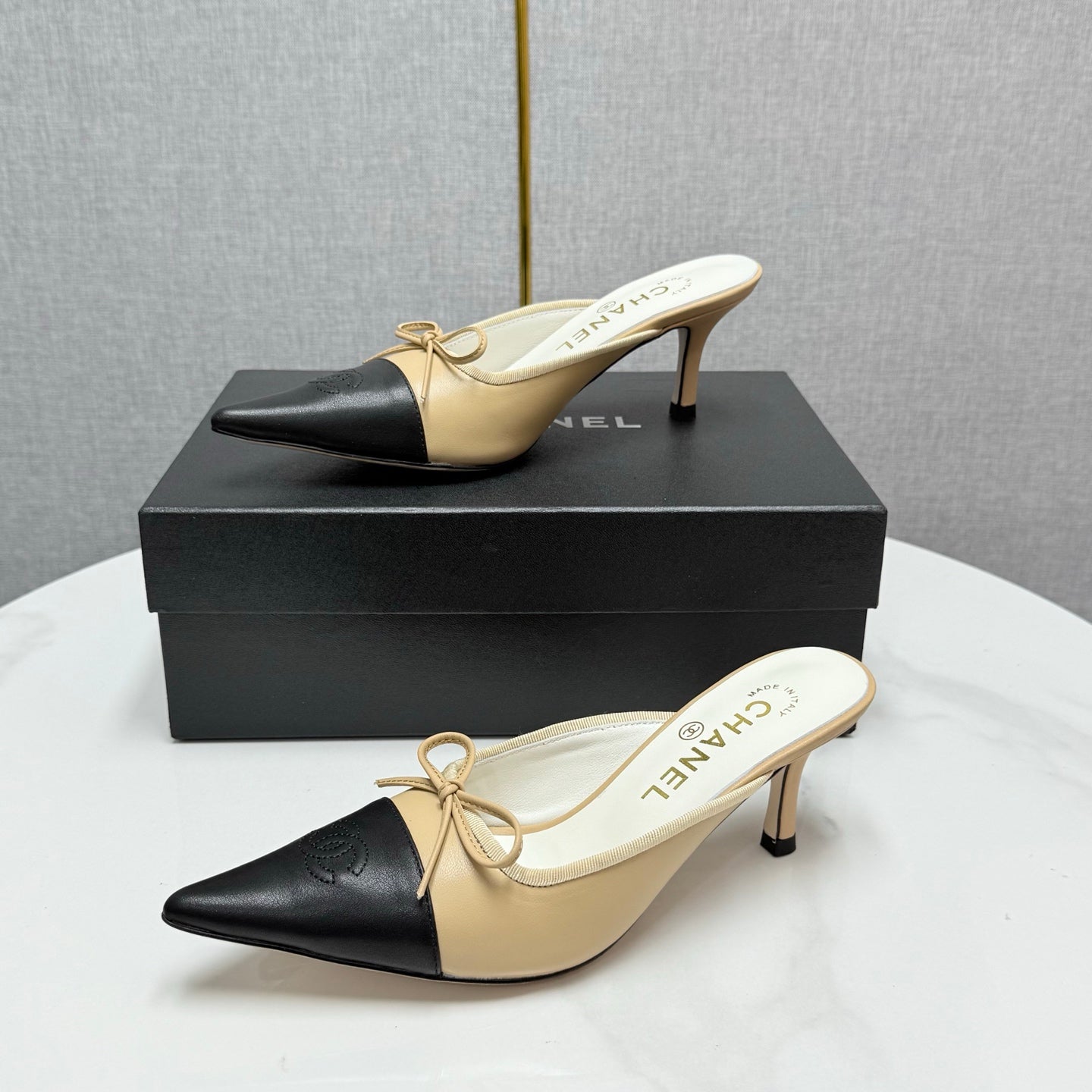 CC HEEL MULES 25S IN BLACK AND BEIGE LAMBSKIN WITH BOW - 35
