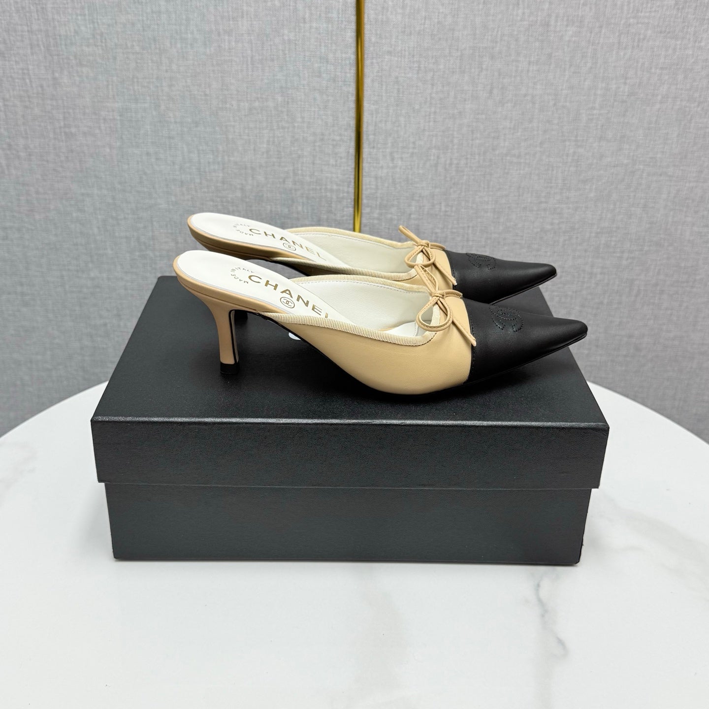CC HEEL MULES 25S IN BLACK AND BEIGE LAMBSKIN WITH BOW - 35