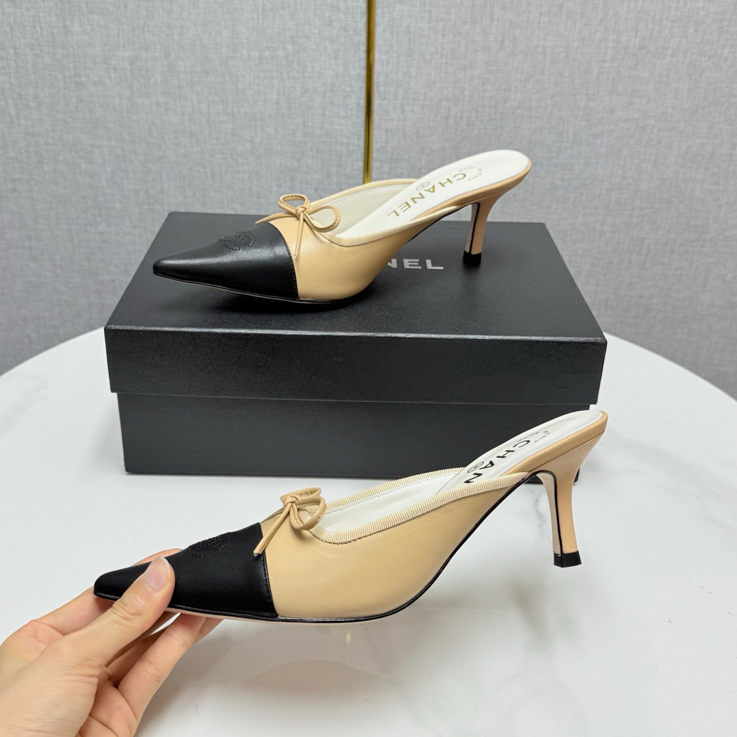CC HEEL MULES 25S IN BLACK AND BEIGE LAMBSKIN WITH BOW - 35