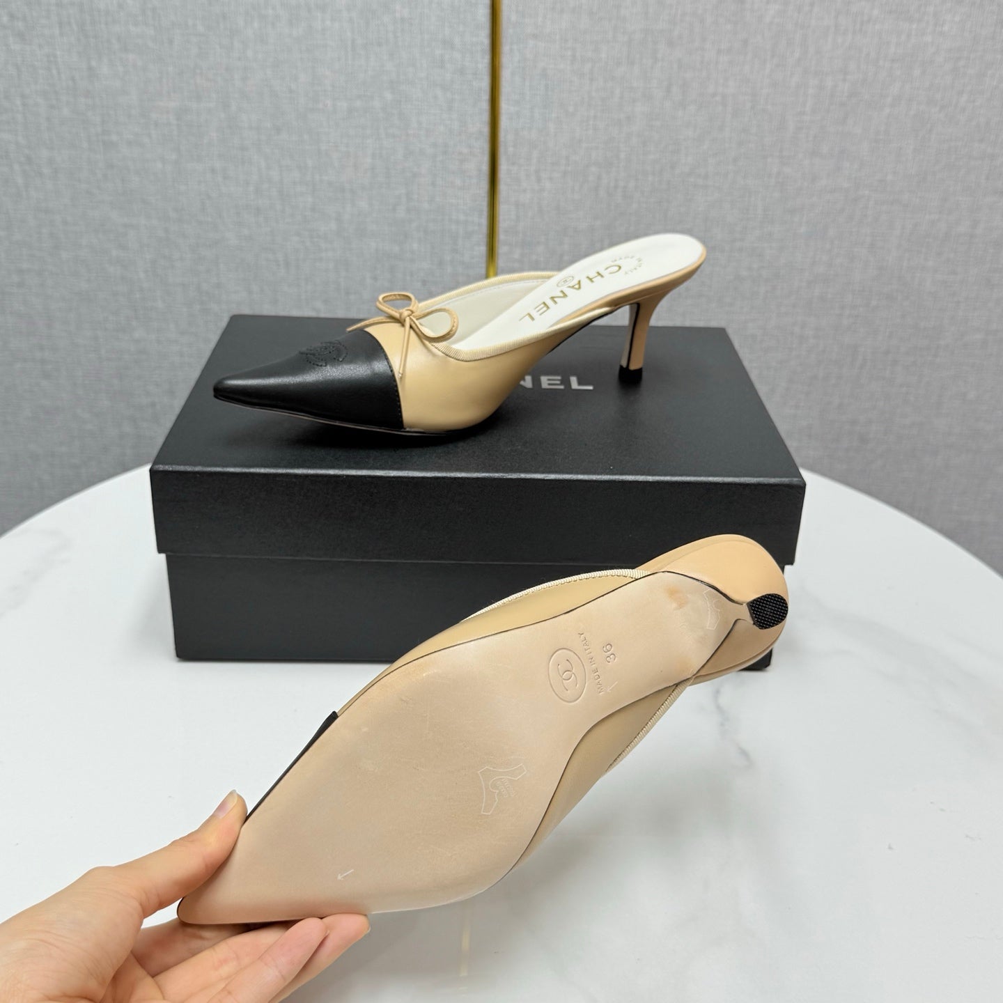 CC HEEL MULES 25S IN BLACK AND BEIGE LAMBSKIN WITH BOW - 35