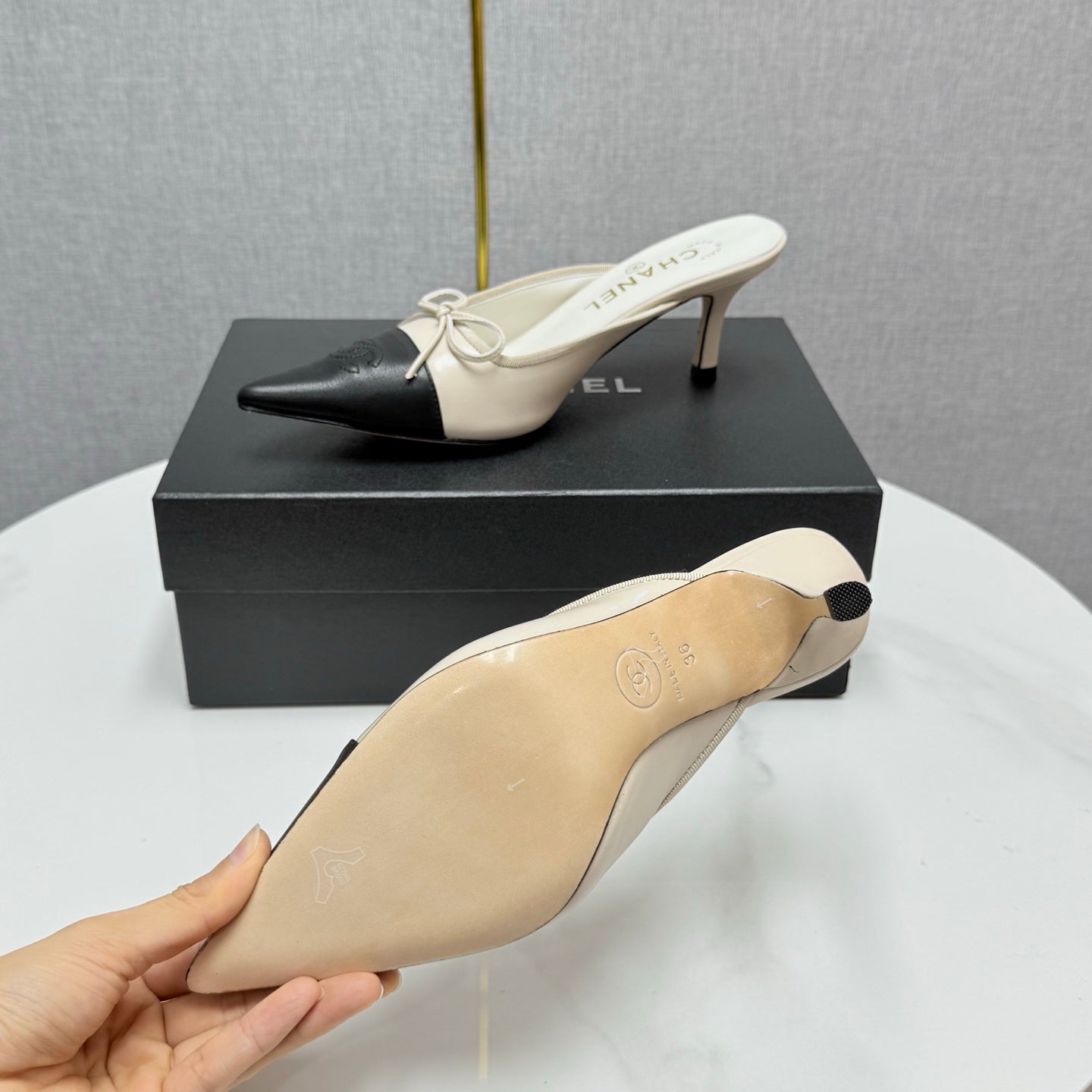 CC HEEL MULES 25S IN BLACK AND CREAM WHITE LAMBSKIN WITH BOW - 35
